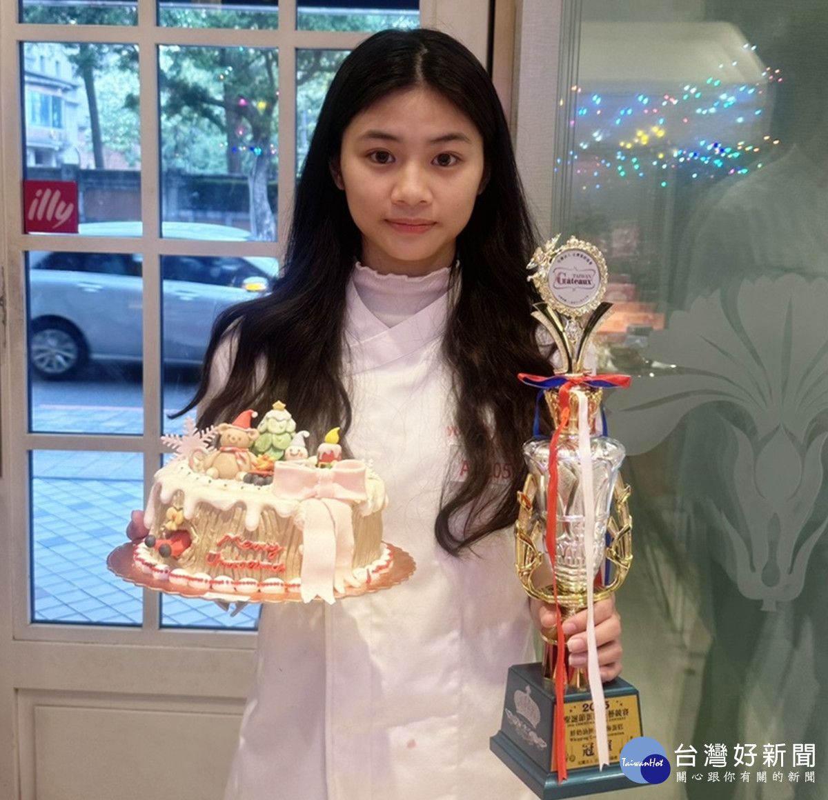 食科系學生吳培愉在鮮奶油蛋糕裝飾項目拿下冠軍及全場最高分。
