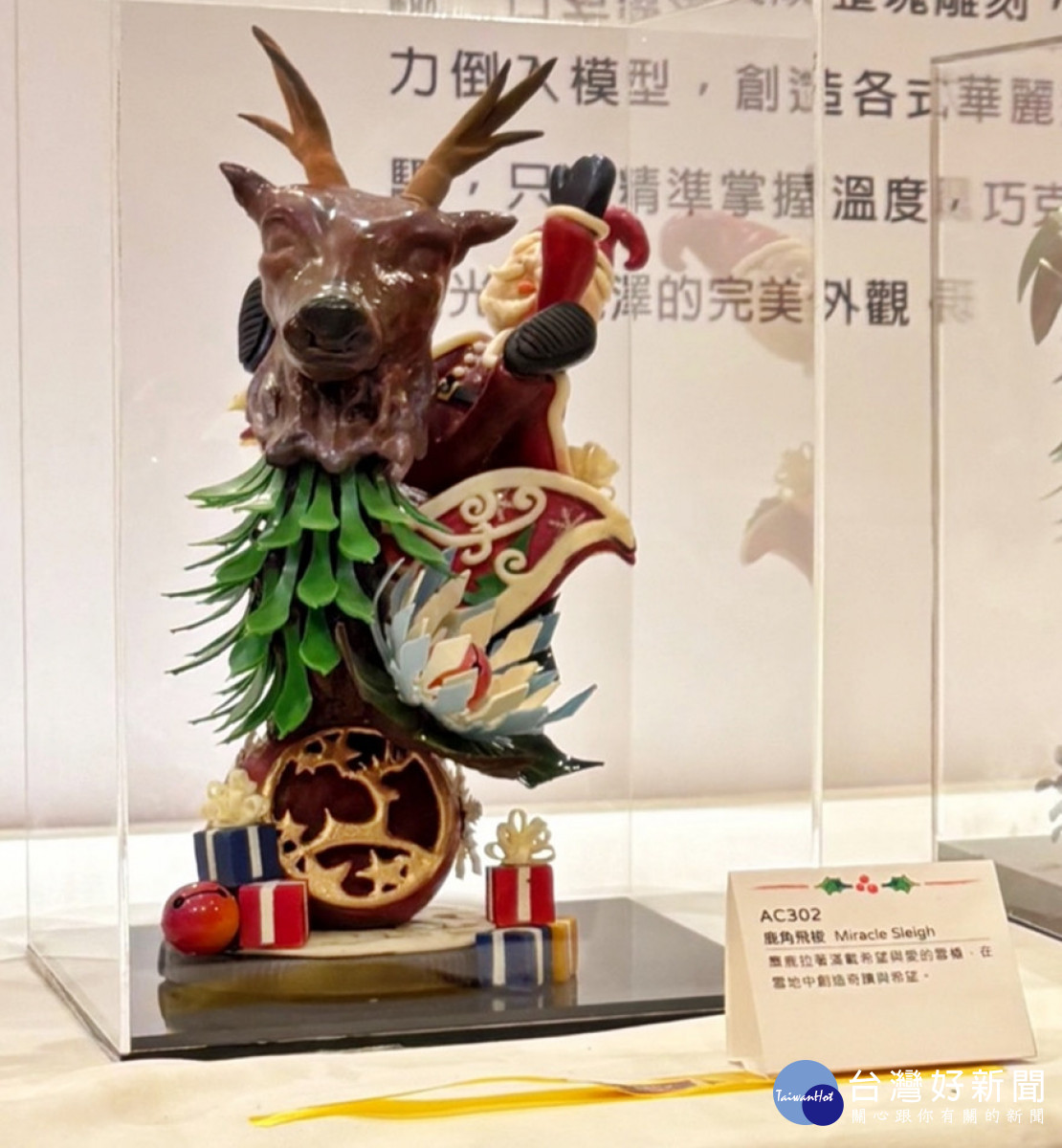 食科系學生吳巧玲在巧克力工藝項目奪得冠軍及全場最高分作品。