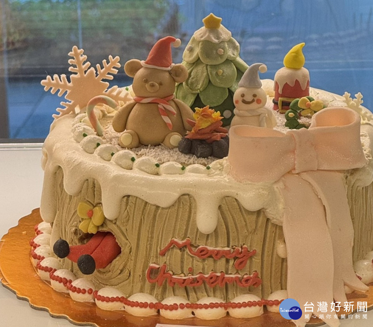 食科系學生吳培愉在鮮奶油蛋糕裝飾項目拿下冠軍及全場最高分作品。