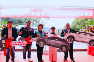 仁義湖畔大酒店捐贈嘉義縣社會局和阿里山鄉公所社福專車／嘉義縣府提供