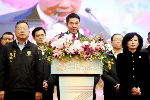 苗栗縣長鍾東錦（中）。（圖／苗栗縣府提供）