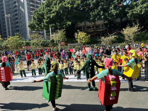嶺東科大幼保科以「律動聖誕驚奇」帶領幼兒動起來展現活力。（圖/嶺東科技大學）