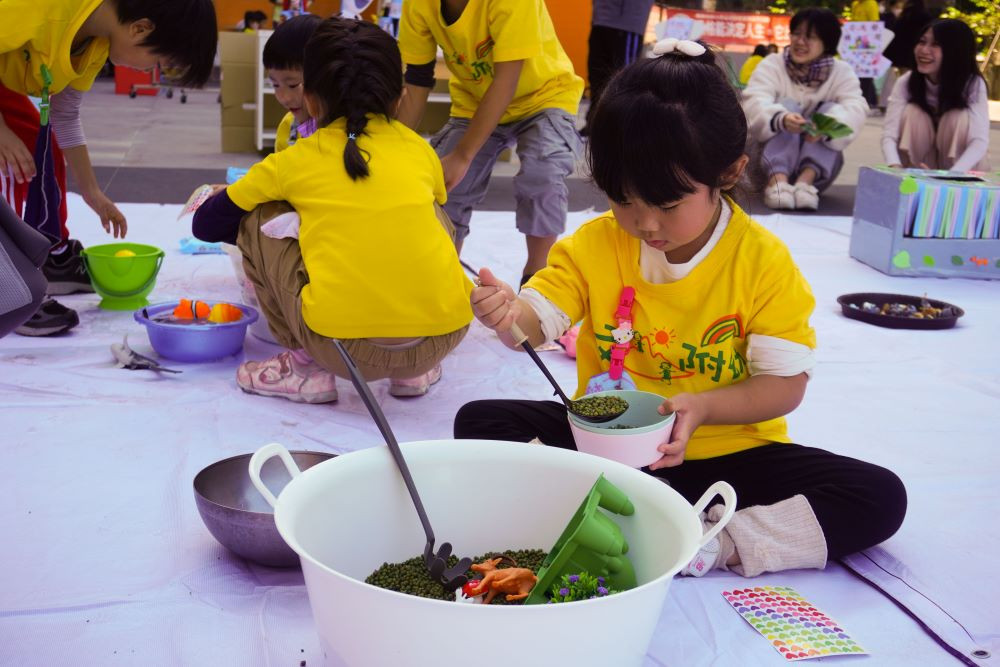 嶺東科大幼保科規劃「七感遊戲」引導幼兒在自由操作中進行感官探索。（圖/嶺東科技大學）