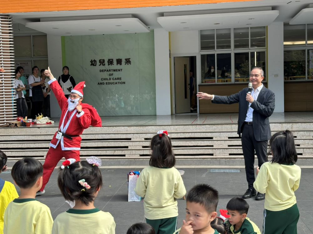 陳仁龍校長(右)與聖誕老人驚喜現身發送小禮物，為活動帶來高潮。（圖/嶺東科技大學）