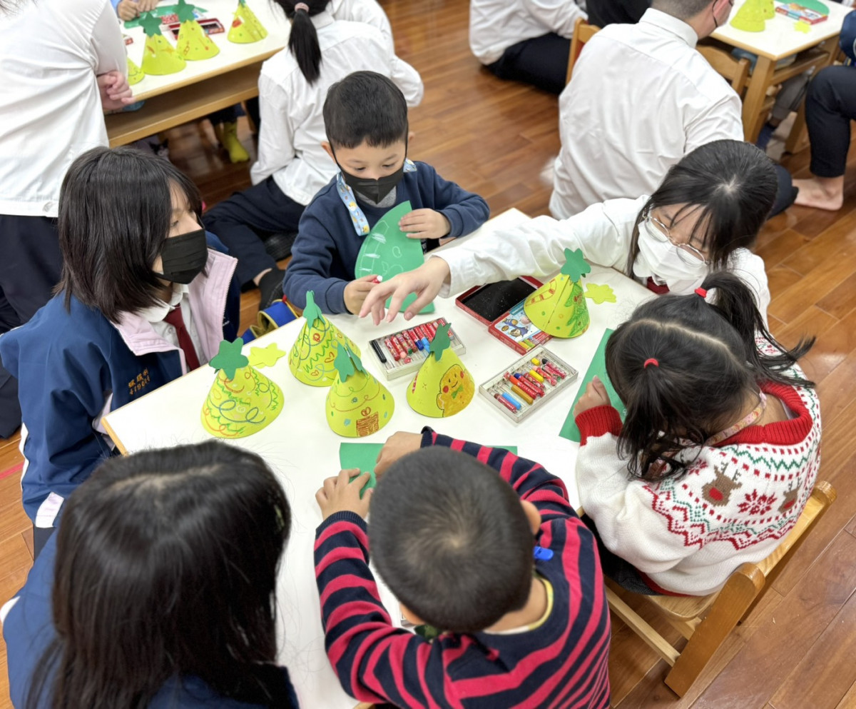 藝術聖誕佳節　致用高中學生化身聖誕哥哥與姐姐溫暖東陽幼兒園