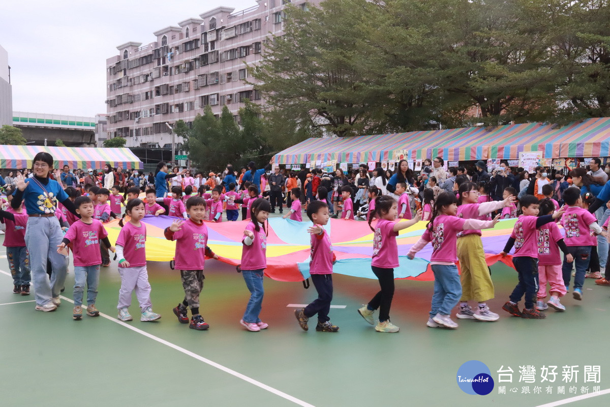 幼兒園氣球傘歡樂登場撐起大氣球。（記者扶小萍攝）
