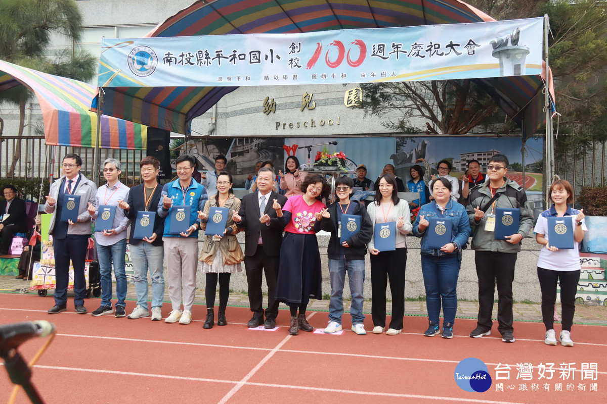 表揚南投市長、名間鄉長等20多位傑出校友。（記者扶小萍攝）