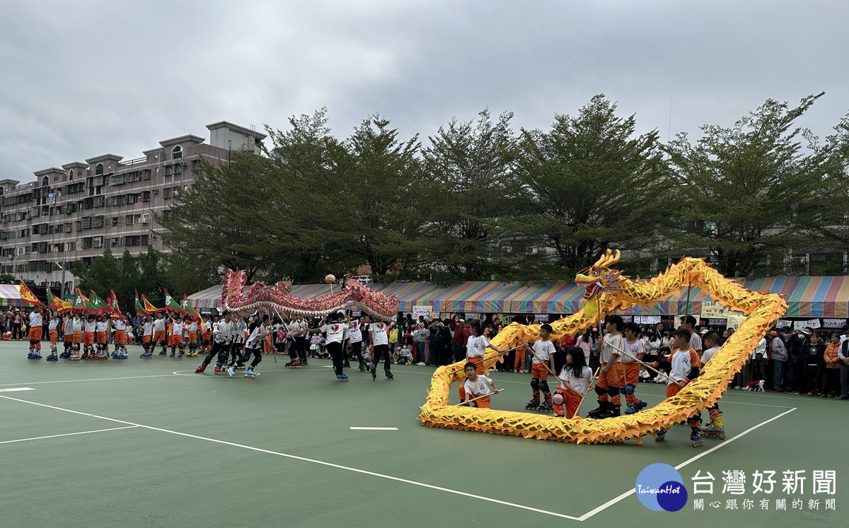 直排輪社團結合校友團演出百年慶。（記者扶小萍攝）