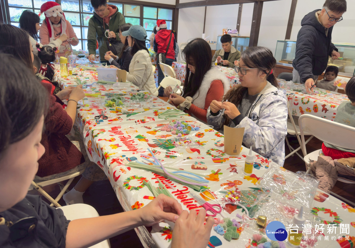 手作聖誕飾物。