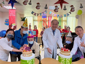 彭家勛院長(前排右3)與壽星及家屬一同切蛋糕，祝福長輩身體健康、生日快樂