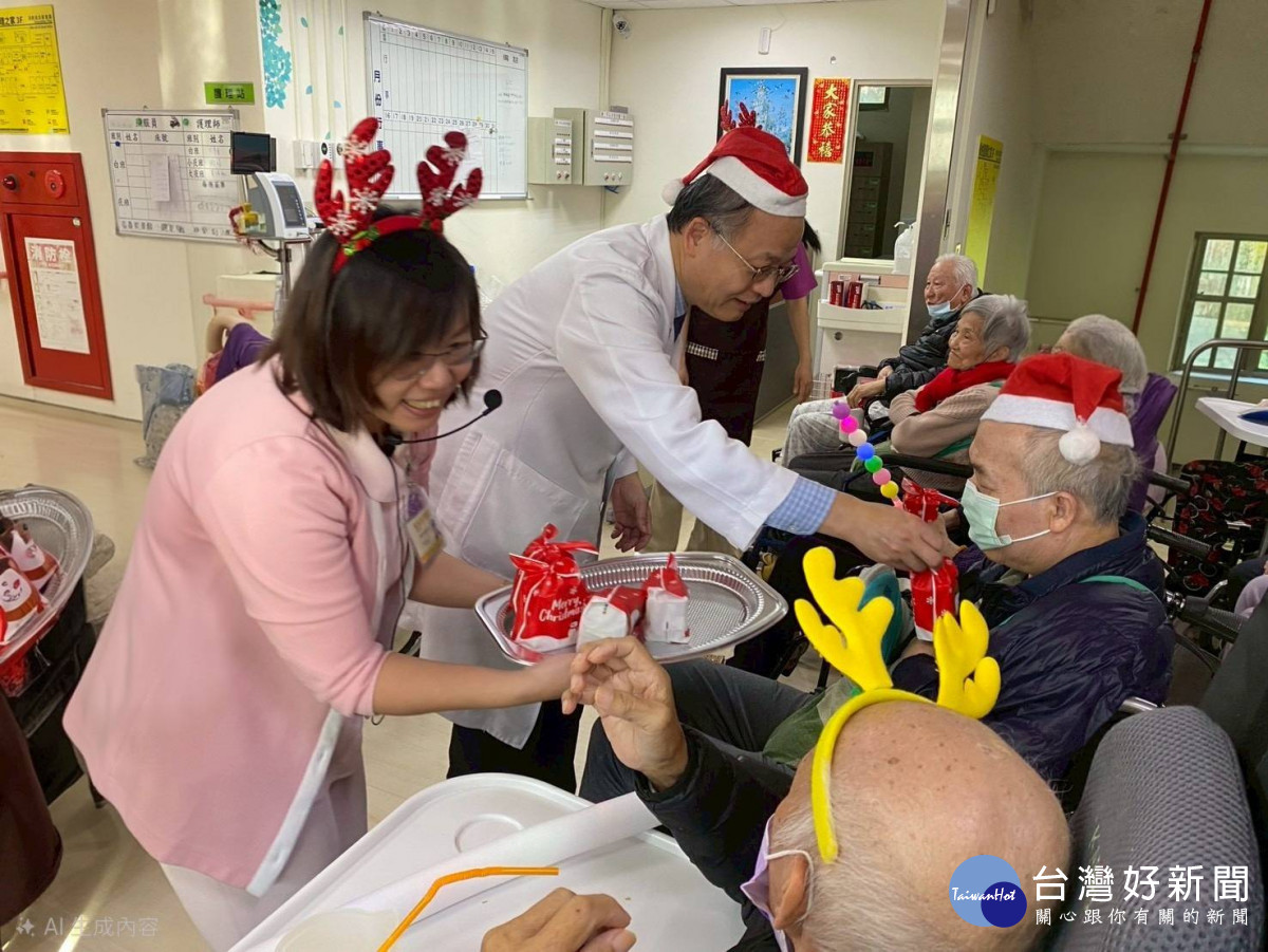 彭家勛院長(左2,穿醫師袍)逐一將聖誕小禮物送到長輩手中,讓長者感受到溫暖與關懷