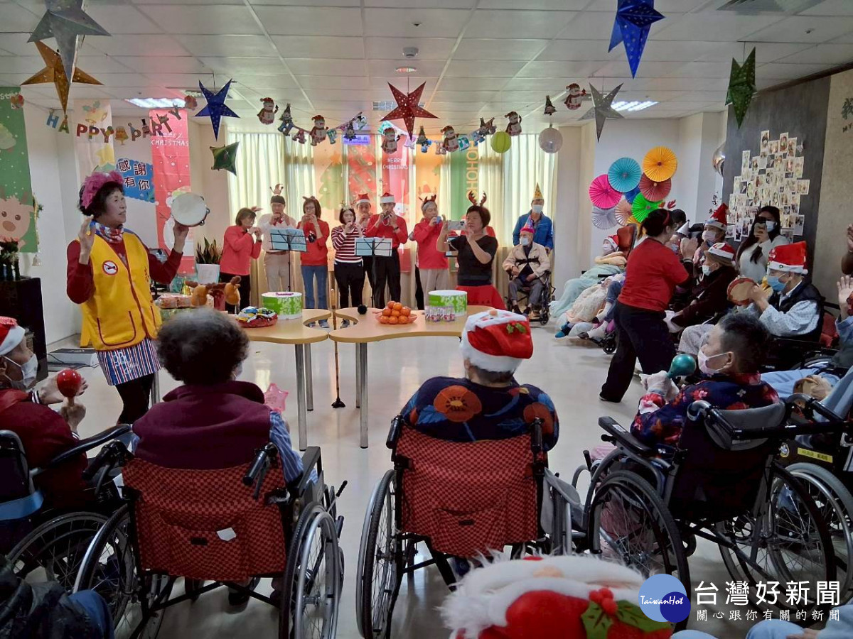 長輩與表演團體一同歡慶佳節,臉上滿是幸福笑容