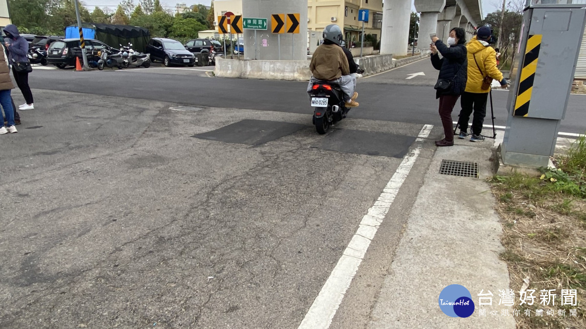 神岡區山皮里高鐵橋下路面龜裂，行車顛簸。