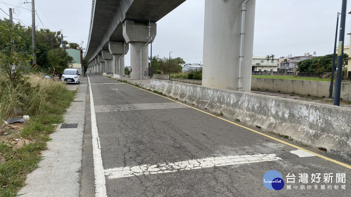 神岡區山皮里高鐵橋下路面龜裂嚴重。