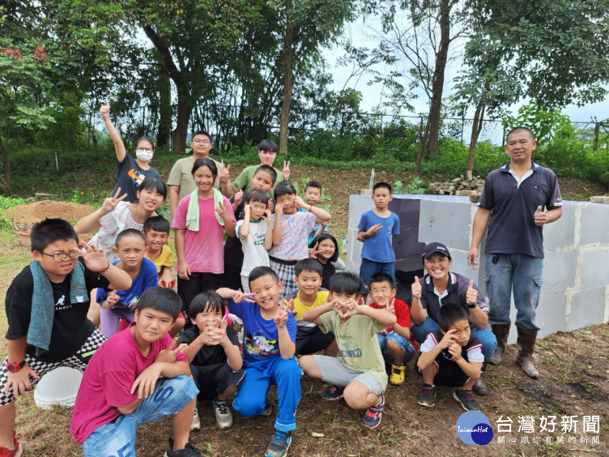 與三民國小合作辦理農業廢棄物再利用課程-堆肥箱認識及功能介紹。