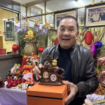 莊秋安主委展示馬年套組。（記者扶小萍攝）