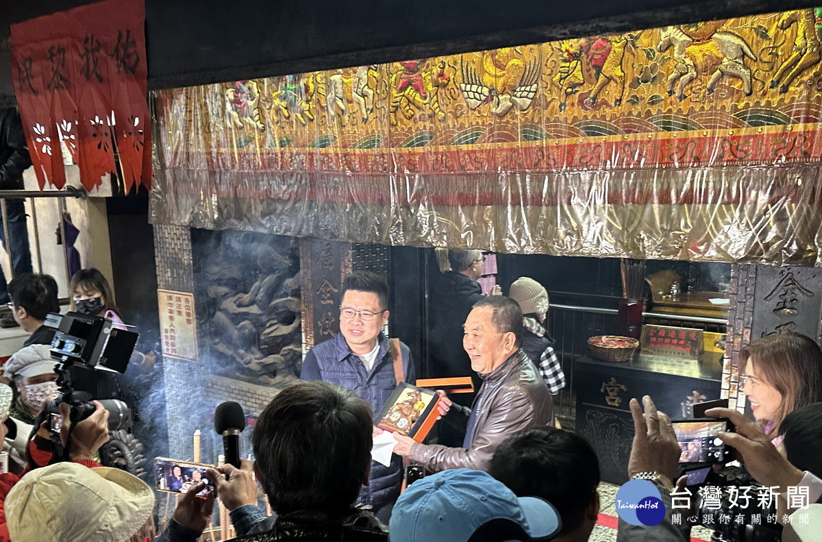 莊主委一早贈送馬年套組給遊客一個大驚喜。（記者扶小萍攝）