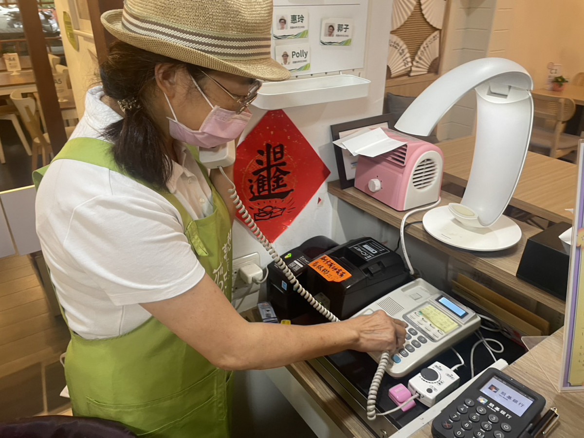 打造友善長輩職場 加裝電話筒擴音設備