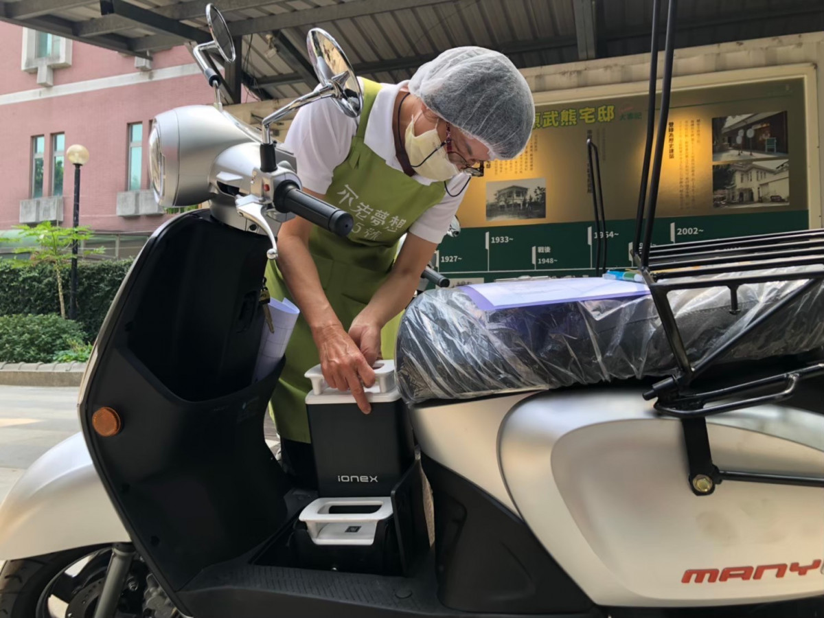 送餐推車可爬樓梯與懸掛於機車上 長輩外送更省力安全