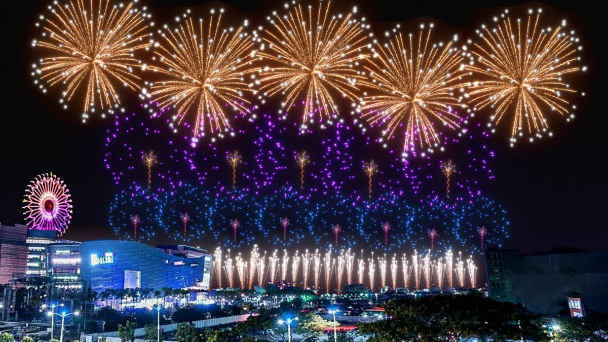 2026高雄跨年花火以幾何線條構築光之網絡，在夜空中綻放出高雄智慧城市的軟實力。（圖／高雄市政府新聞局提供）