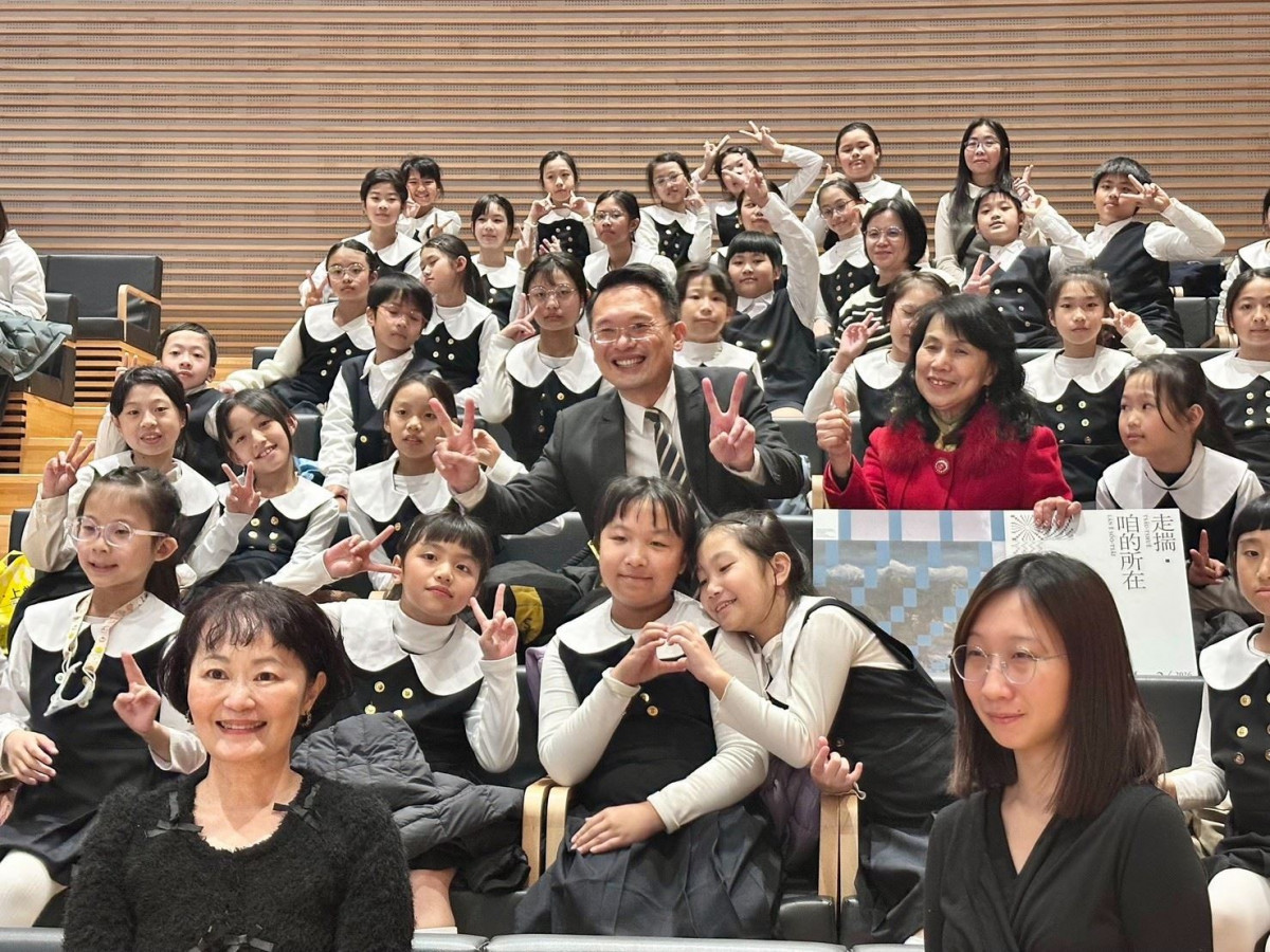 蘇副市長與開場表演團體華勛國小合唱團合照。<br />

