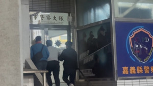 屏東吳姓男子在網路社群平台發表「丟煙霧彈」等文字訊息遭警方查獲送辦／陳致愷翻攝