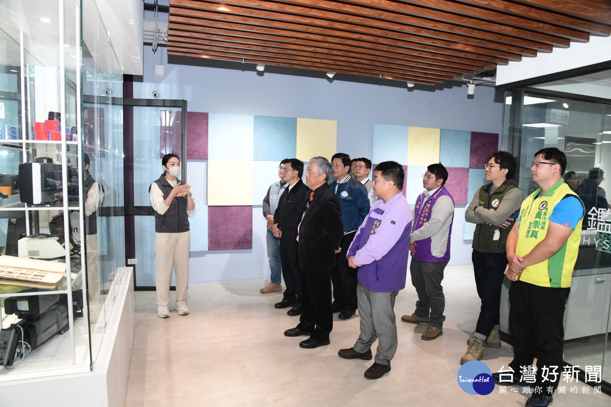 桃園市議會民政小組參訪桃警刑事鑑識中心。