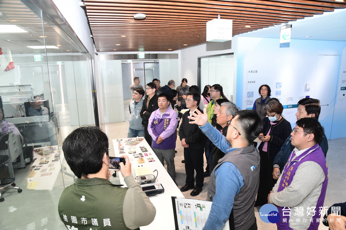 桃園市議會民政小組參訪桃警刑事鑑識中心。