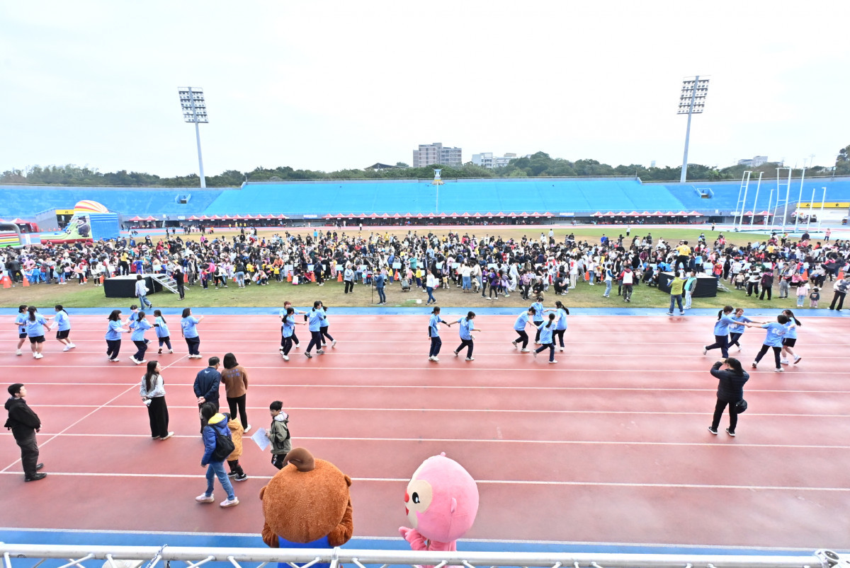 彰化幼兒園親子嘉年華登場，24項闖關遊戲培養EQ好情緒。圖／彰化縣政府提供