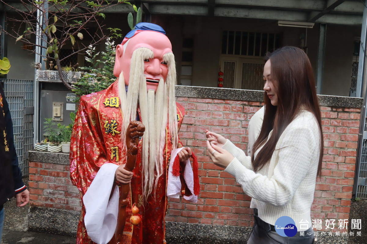 不少少女男士來求姻緣求善緣。（記者扶小萍攝）