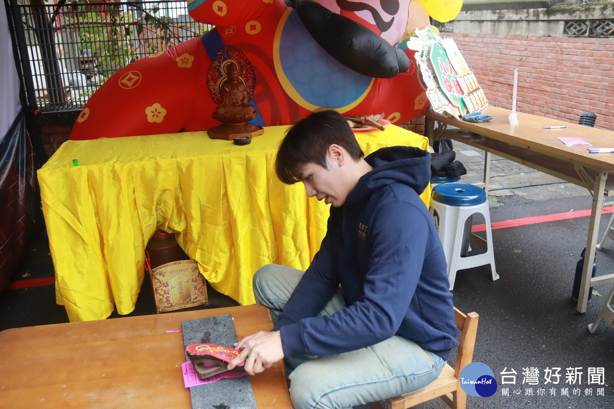 龍華宮讓人打小人、除厄、趨吉避凶。（記者扶小萍攝）