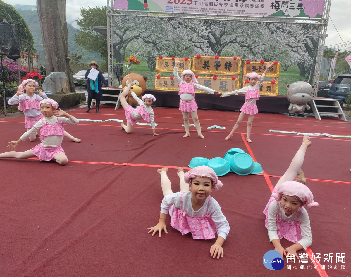 小朋友演出替東埔溫泉做宣傳。（記者吳素珍攝）
