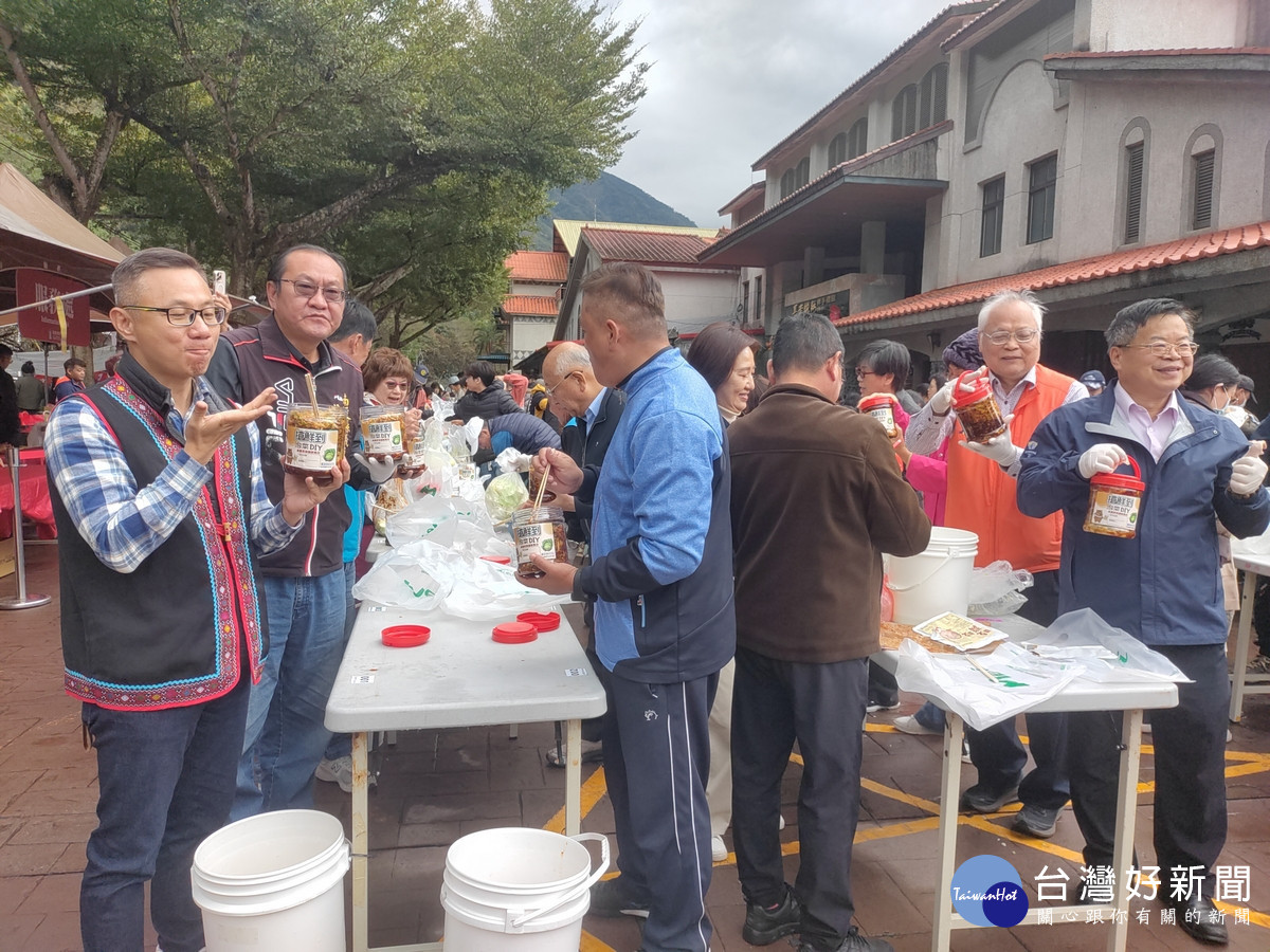 「梅子泡菜DIY」體驗活動。（記者吳素珍攝）<br />
<br />
