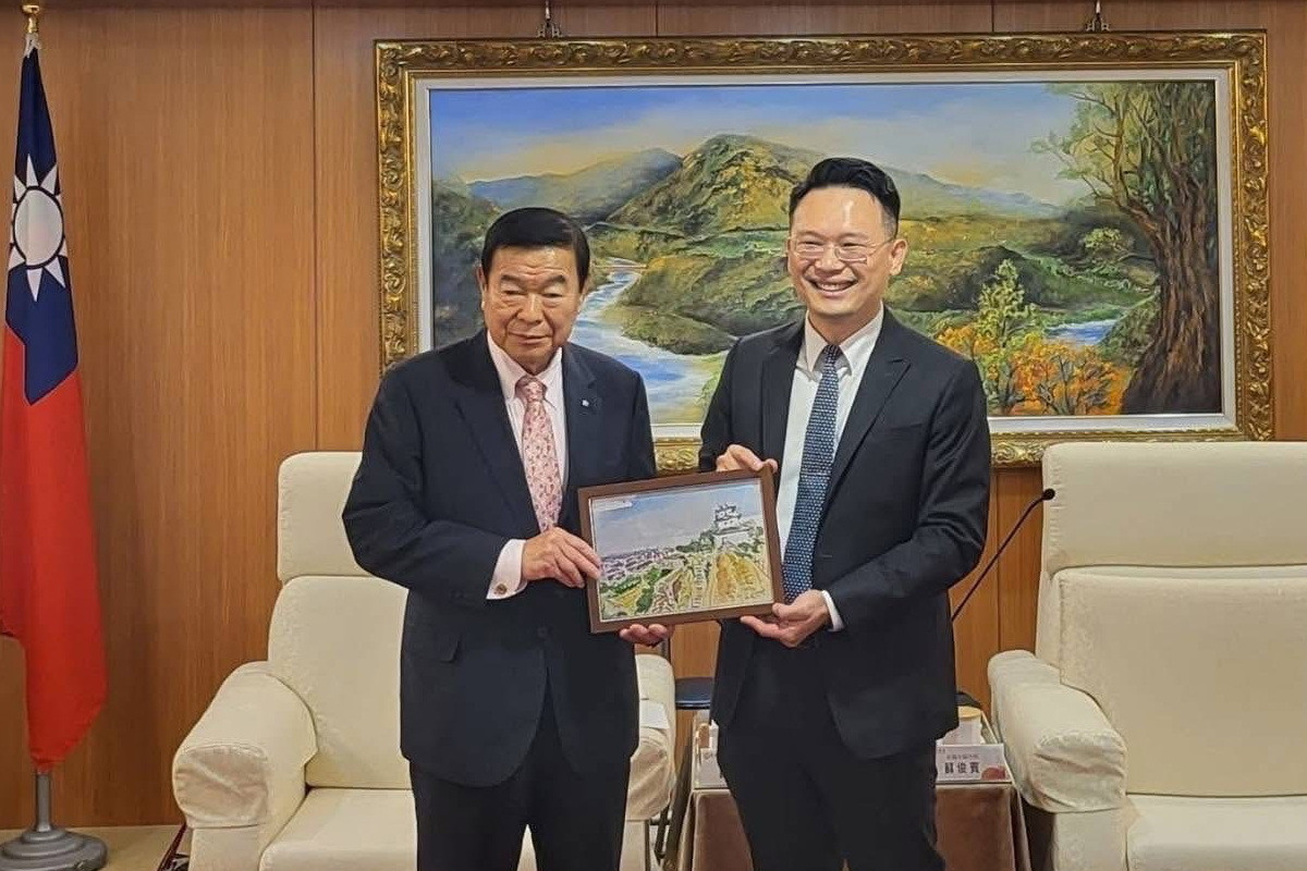 兩年前日本香川縣議員鎌田守恭來訪，桃園市副市長蘇俊賓致贈親手繪製的香川縣丸龜城畫作。<br />
