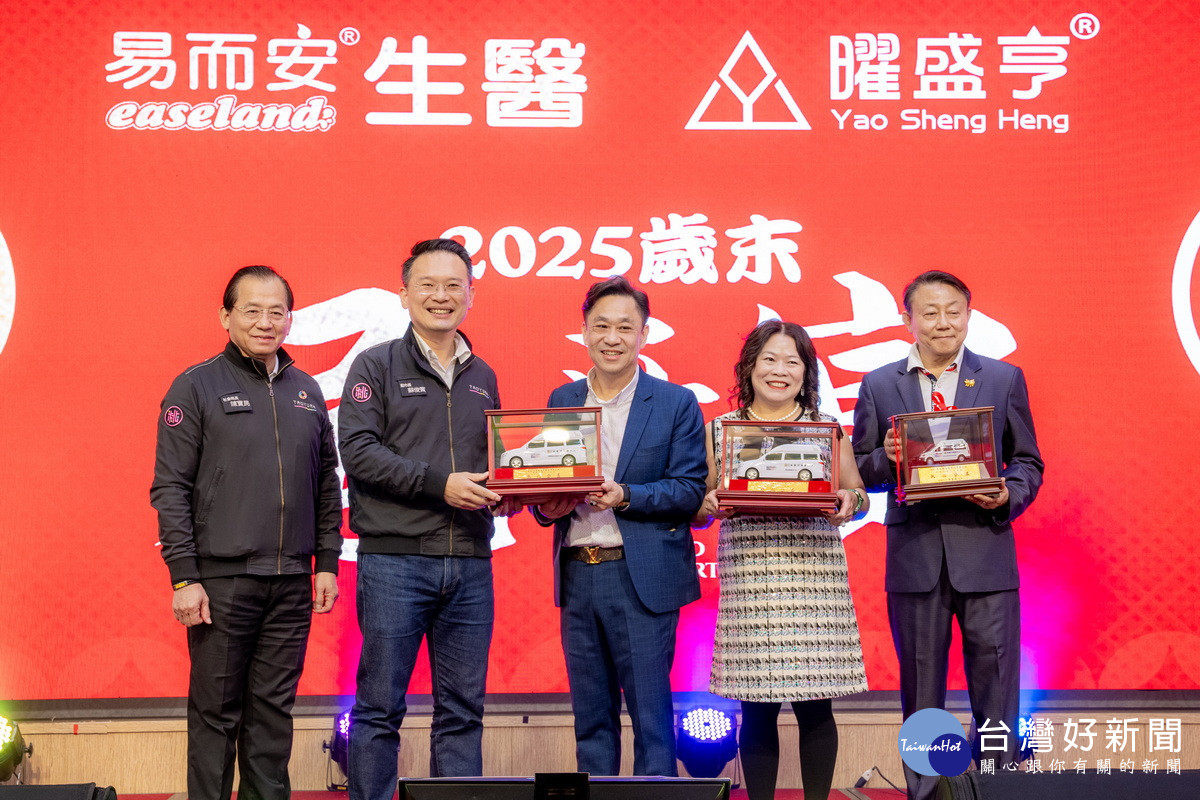 桃園市副市長蘇俊賓出席「易而安生醫復康巴士暨物資捐贈儀式」。<br />
