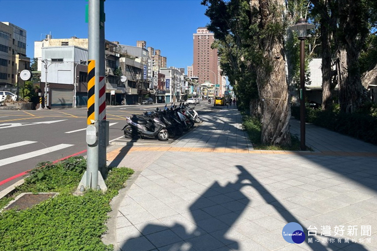 舊司法園區街廓改善工程-擴大路口轉角、增設停車彎。