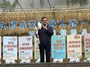 黃景建拿黑翅鳶棲架介紹永續農業。林重鎣