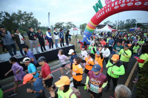 第7屆「嘉義馬拉松-國際管樂節公益路跑」今天清晨在綠映水漾公園登場。(圖／記者林詩涵翻攝)