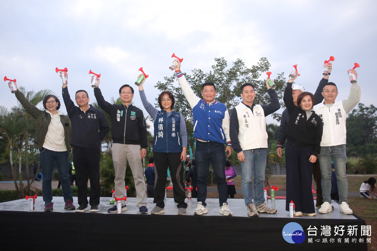 第7屆「嘉義馬拉松-國際管樂節公益路跑」今天清晨在綠映水漾公園登場。(圖／記者林詩涵翻攝)