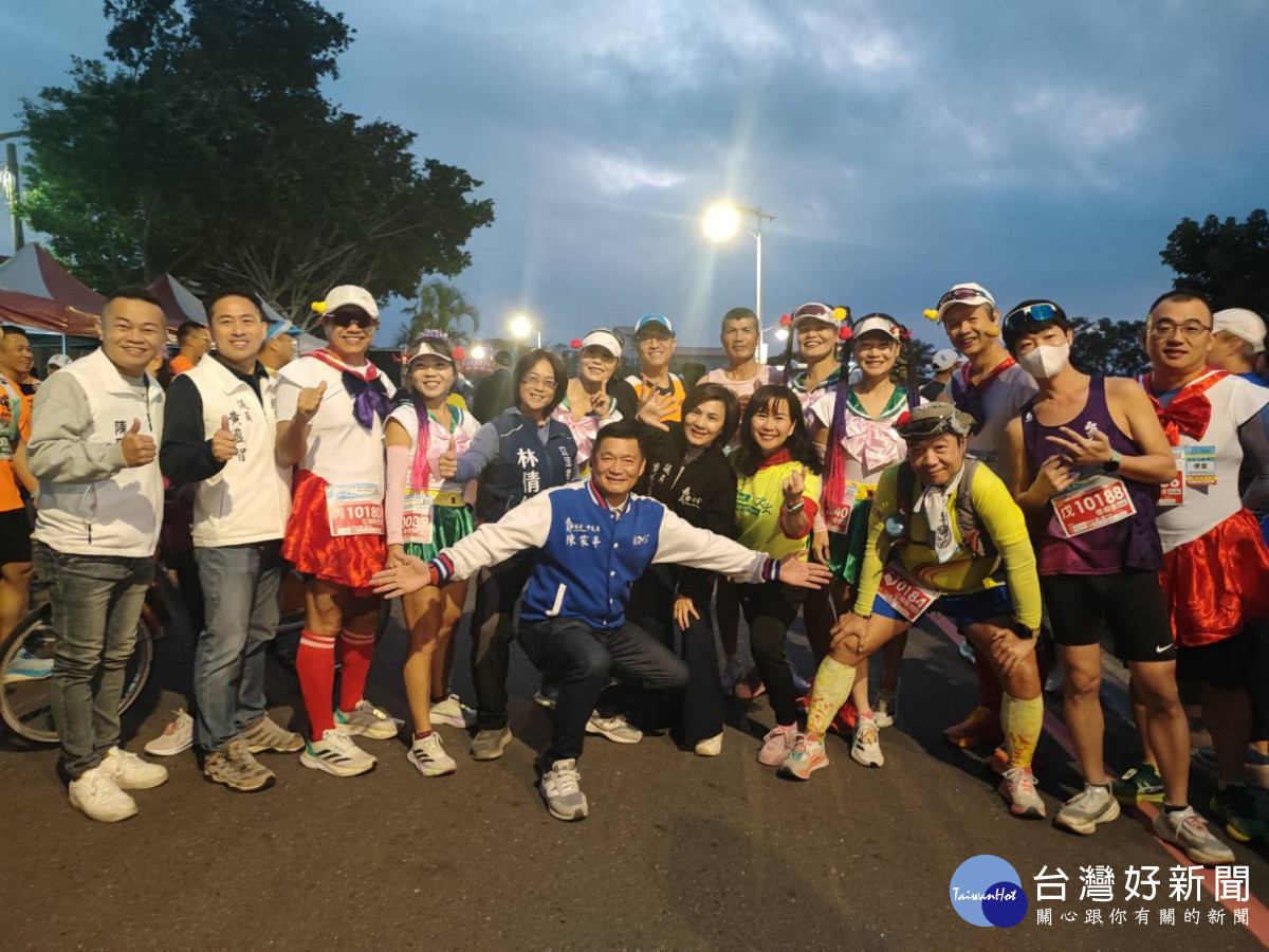 第7屆「嘉義馬拉松-國際管樂節公益路跑」今天清晨在綠映水漾公園登場。(圖／記者林詩涵翻攝)