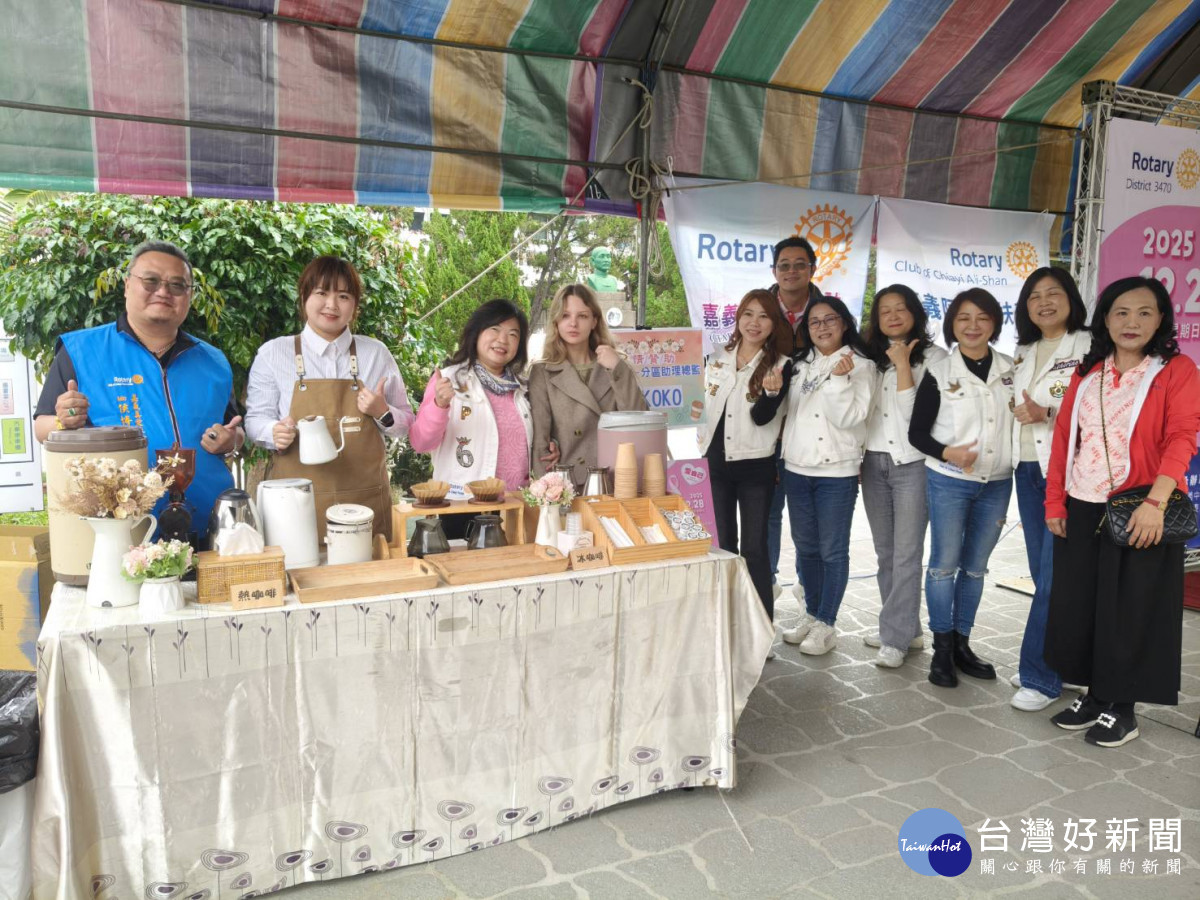 嘉義皇家社創社長CP KoKo贊助暖心手沖咖啡吧，讓民眾在等待篩檢時，也可享用濃郁的咖啡。（圖／記者陳致愷攝影）
