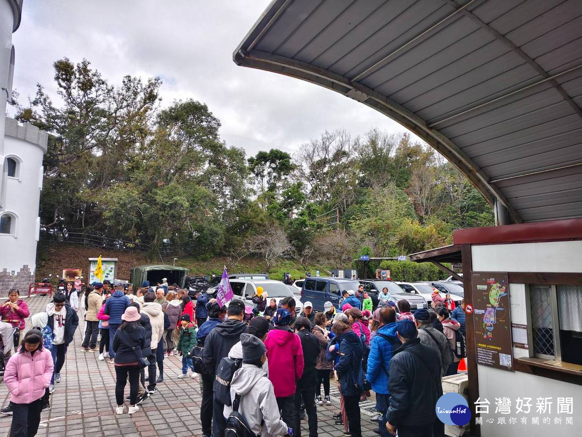 清境農場一切正常，旅客安心進入青青草原觀賞綿羊秀及馬術表演。（清境農場提供）