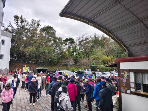 清境農場一切正常，旅客安心進入青青草原觀賞綿羊秀及馬術表演。（清境農場提供）