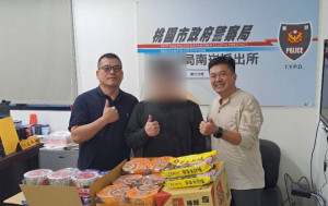 王姓民眾為了表達謝意，特別準備了泡麵、飲料及多樣食品送到派出所，為守護治安的「波麗士大人」加油打氣。