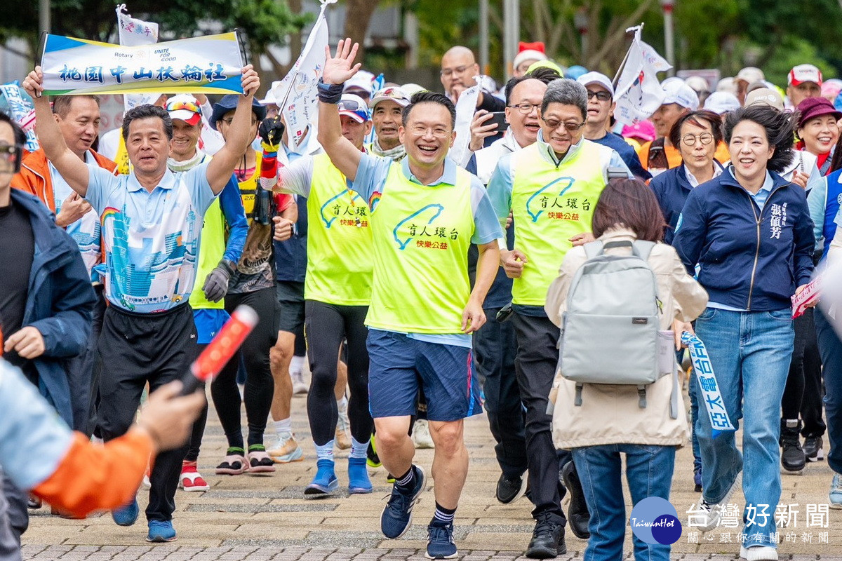桃園市副市長蘇俊賓參加「2025盲人環台路跑」活動，與視障跑者及陪跑志工一同為公益而跑。<br />
