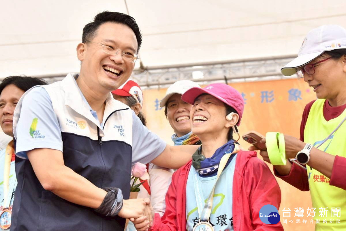 桃園市副市長蘇俊賓參加「2025盲人環台路跑」活動，與視障跑者及陪跑志工一同為公益而跑。<br />
