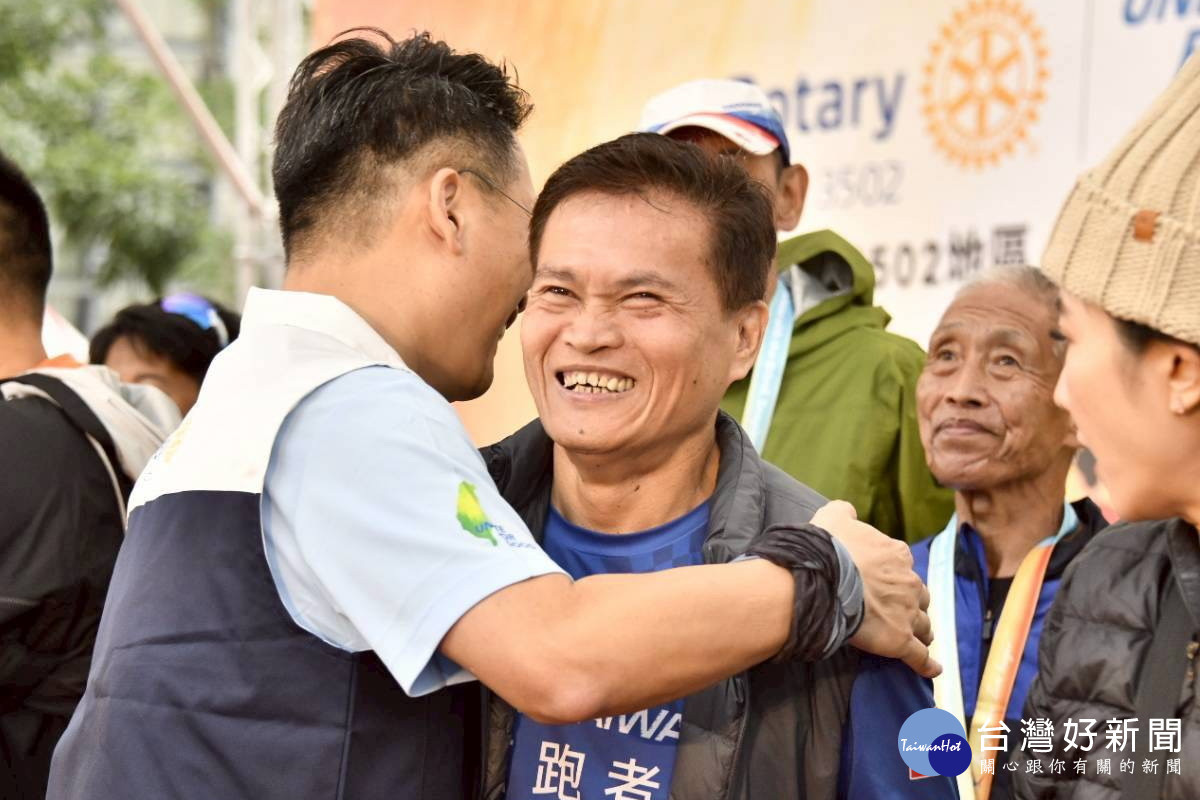 桃園市副市長蘇俊賓參加「2025盲人環台路跑」活動，與視障跑者及陪跑志工一同為公益而跑。<br />
