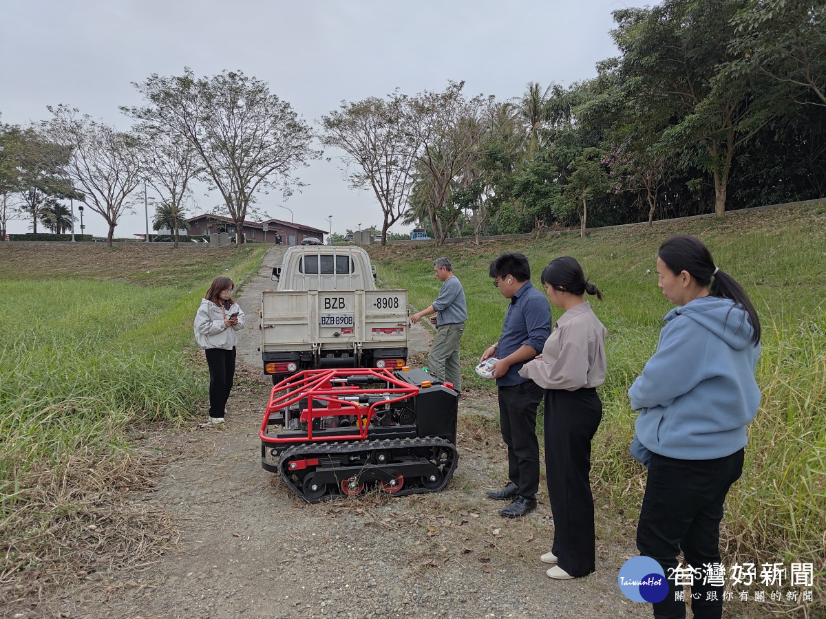南市成功研發「智慧割草機器人」　水利局將於115年引入滯洪池作業