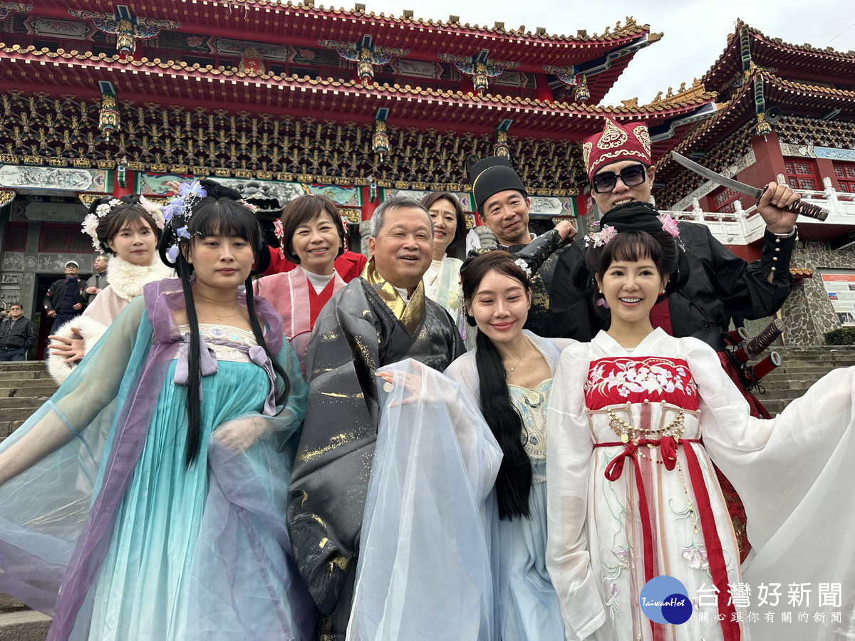 王副縣長與林處長和文化推廣代表合影。（記者扶小萍攝）