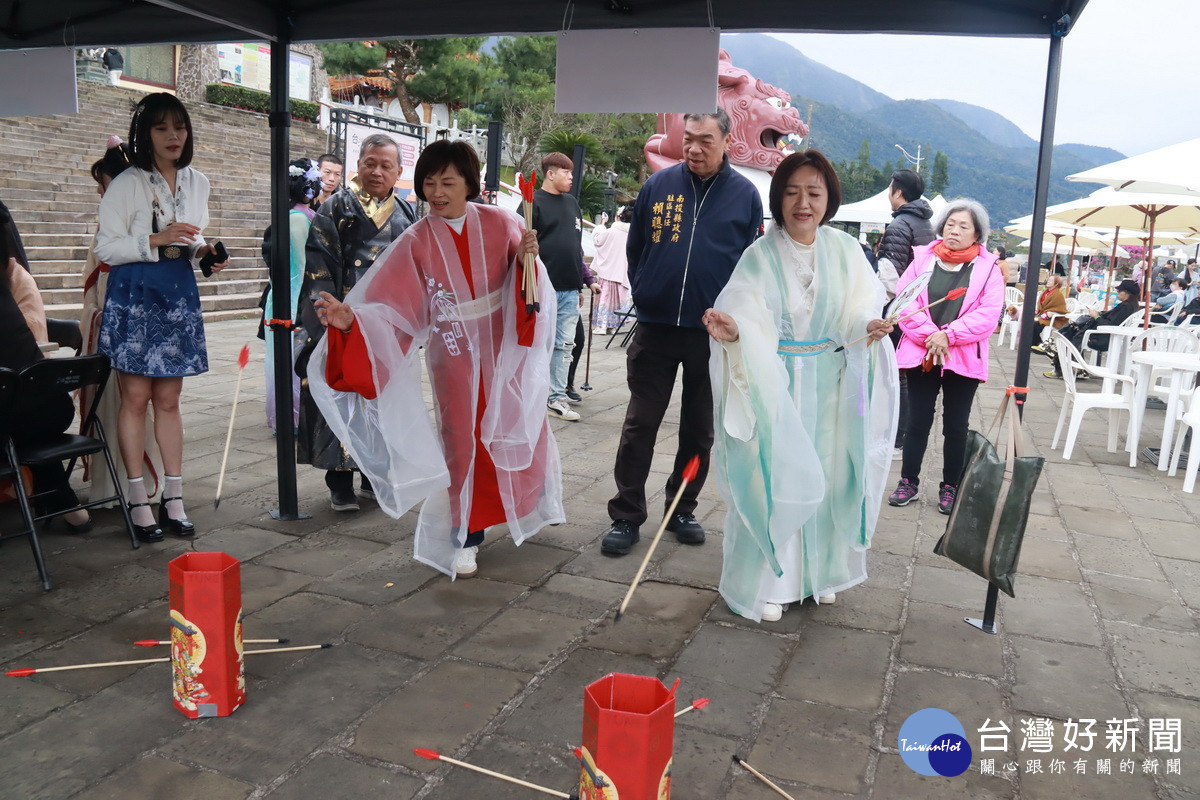 林處長與黃秘書試著投壺遊戲。（記者扶小萍攝）